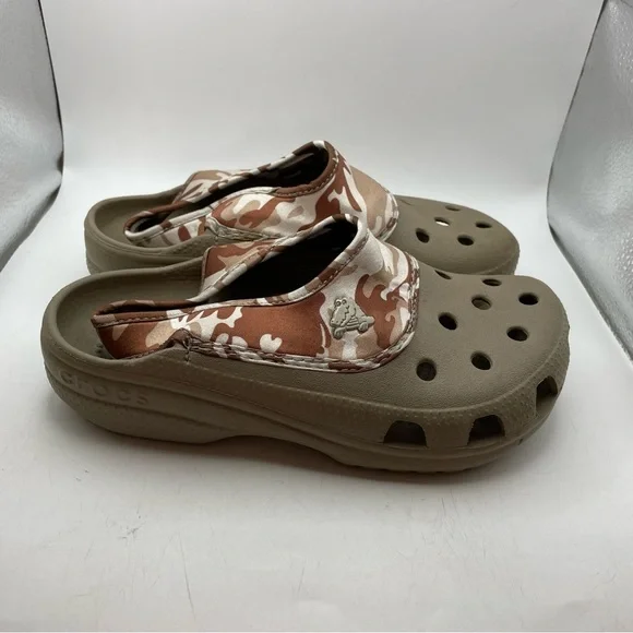 Crocs women’s tan clogs size 5 - Picture 2 of 9
